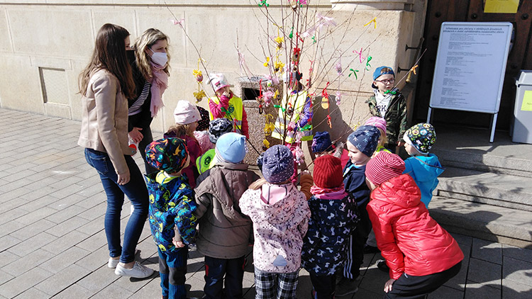 Ozdobené stromečky krášlí náměstí