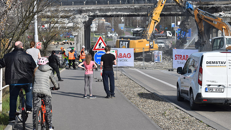 Kus estakády ukously bagry!