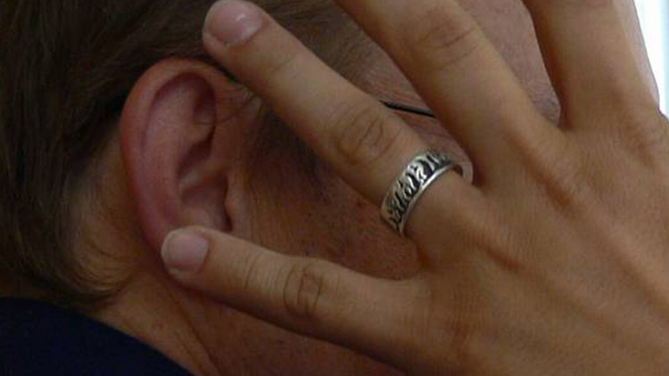 Vlastní syn ho zfackoval!