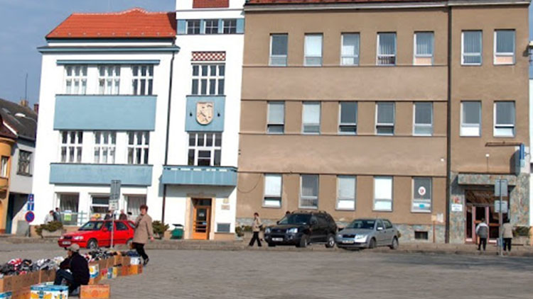 Po smyku na sněhu převrátil auto