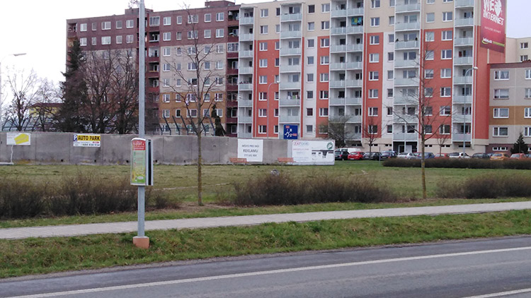 Plot o polovinu levnější