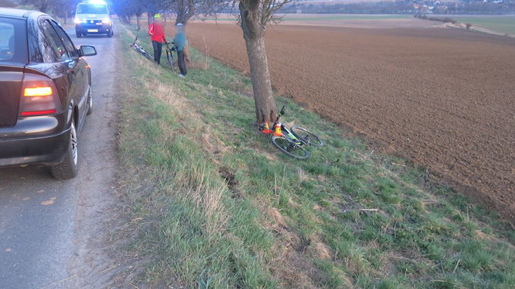 Opilý cyklista napálil do stromu  Nejdříve pár skleniček vína, pak nemocnice...