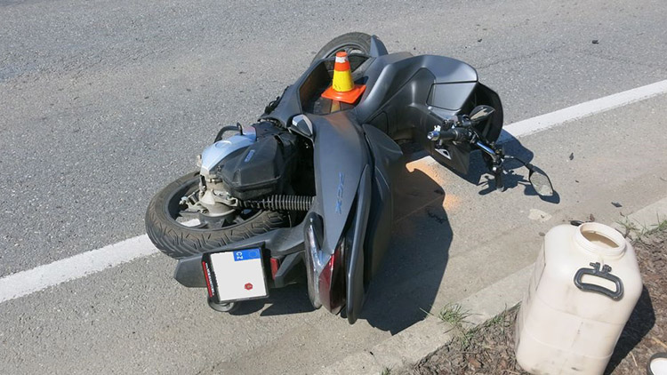 Nerespektovala „stopku“,  srazila mladého motorkáře