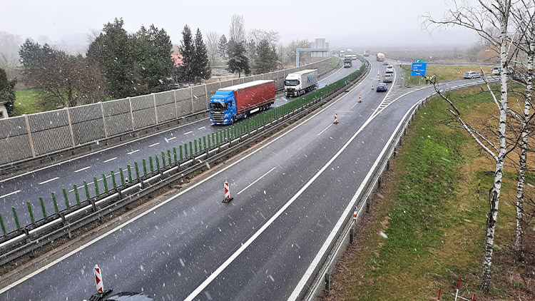 Další omezení na dálnici  U Olšan opravují most