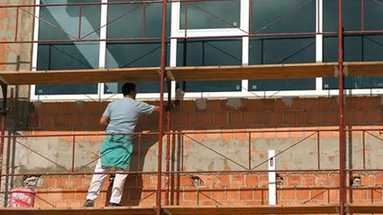 Muž spadl z lešení,  podezřelí jsou příbuzní