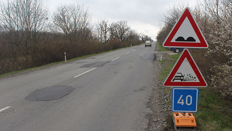 Silničáři zalepili na „ohrozimáku“ pár děr,  zbytek hrozí dál. PROČ?