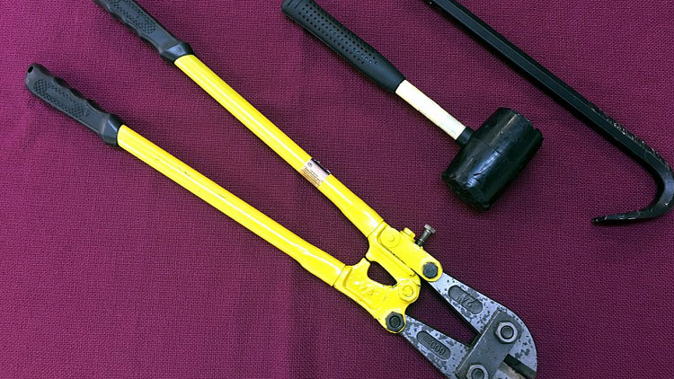 Pohár přetekl. Na notorického zloděje byl vydán zatykač 