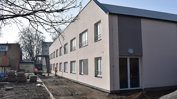 Sportovci, vítejte! Přípravy tělocvičny i hokejového zázemí finišují