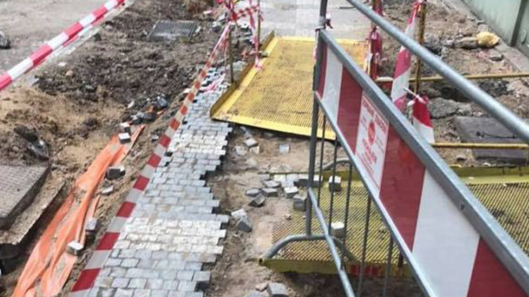 Proč dochází k rozkopávání rekonstruovaných chodníků?