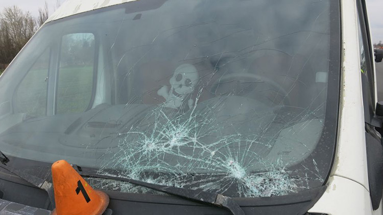 Směrové desky na dálnici  rozstřelil jak kuželky