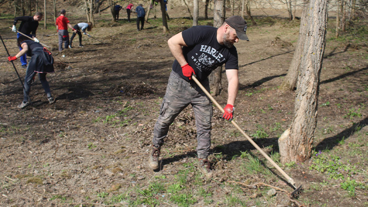 Kdo, když ne my… Hradčany a Kobeřice zahájily velký úklid kolem lomu