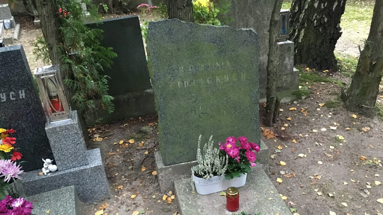 Vybral peníze na renovaci hrobů, pak se po něm slehla zem