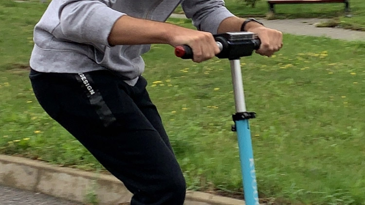 Zloděj ujel na koloběžce