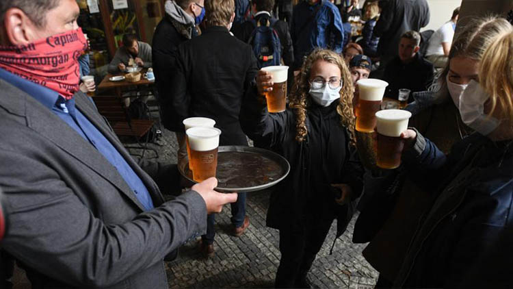 Rozvolňovat už vláda nemusí,  lidi se rozvolnili sami