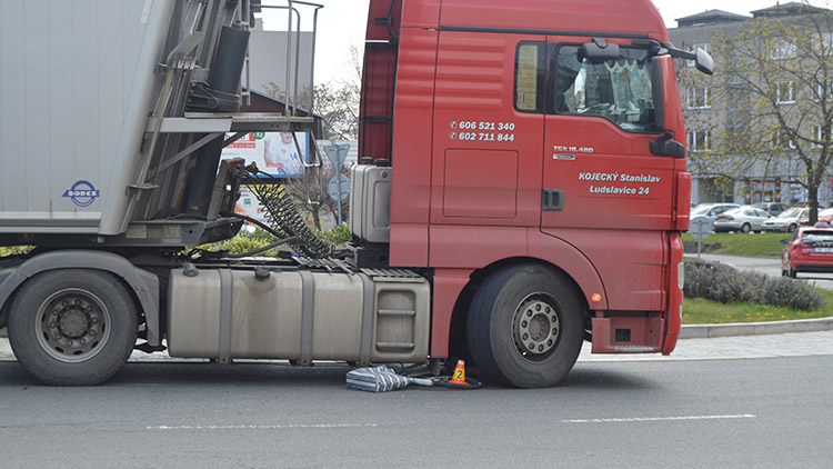 KOLO SEŠROTOVAL KAMION,  cyklistka o vlásek  UNIKLA SMRTI