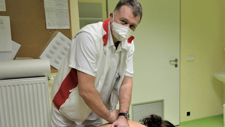Pacienty po covidu trápí únava a dechové potíže