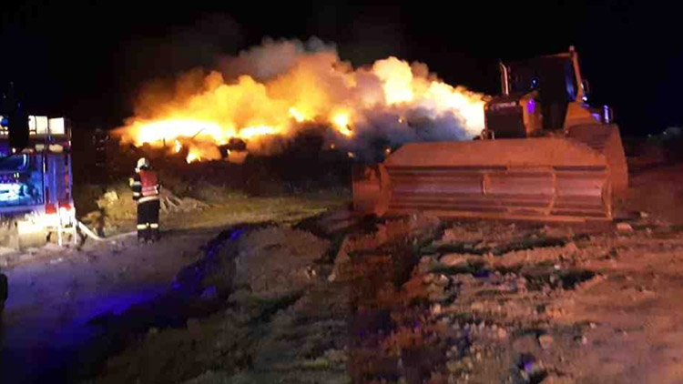 Skládka vzplála plamenem!  Zapálil ji někdo?