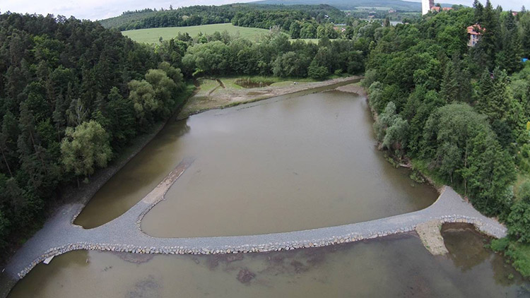 Přehradu opět čeká bagrování. A konečně vznikne i mokřad