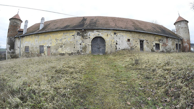 O ptenský zámek mají zájem hned čtyři kupci