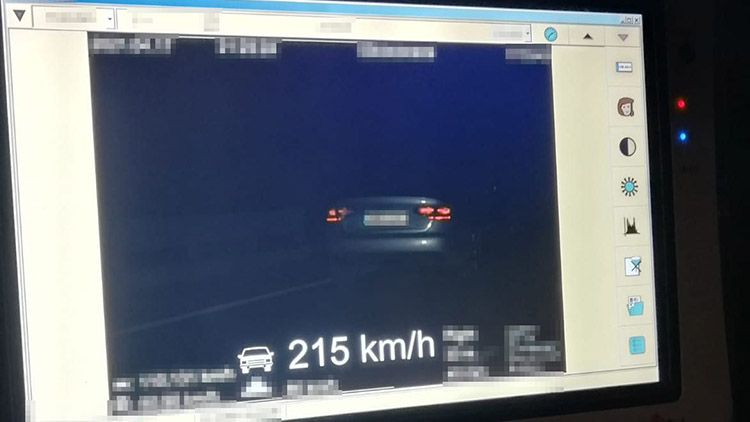 Šílenec! Po dálnici se řítil  rychlostí 215 kilometrů v hodině