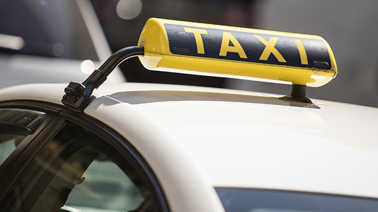Taxikář se nemohl zbavit  opilého zákazníka