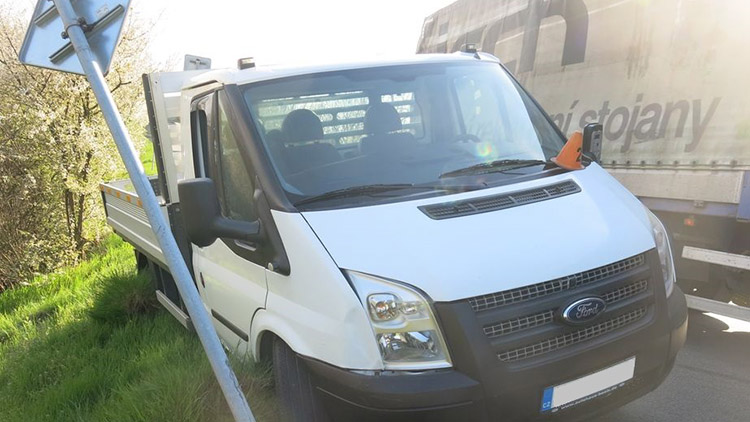 Řidička přehlédla dodávku...