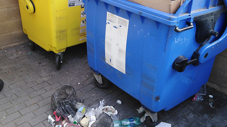 „BINEC“ u kontejnerů  dráždí obyvatele sídliště