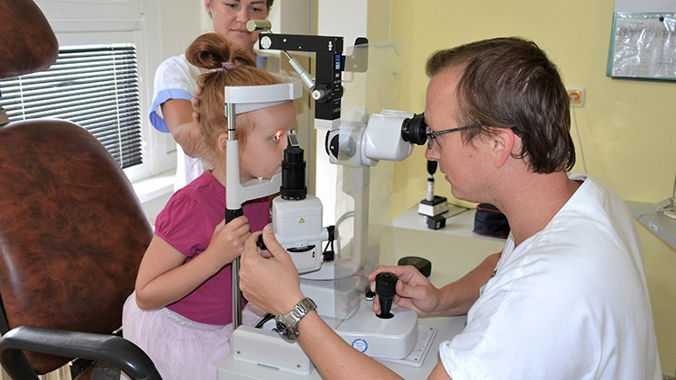 Trávíte dlouhé hodiny u počítačů?  „Dělejte přestávky, ať ulevíte očím,“  radí oftalmologové