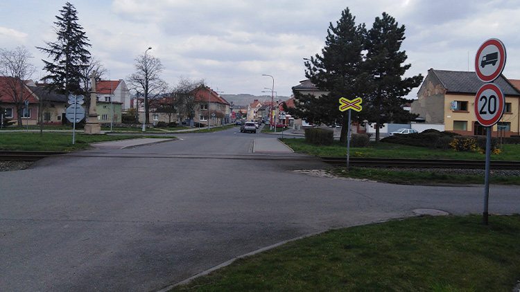 Přejezd u bývalého kina v Kostelci chtějí zrušit. Místní jsou proti