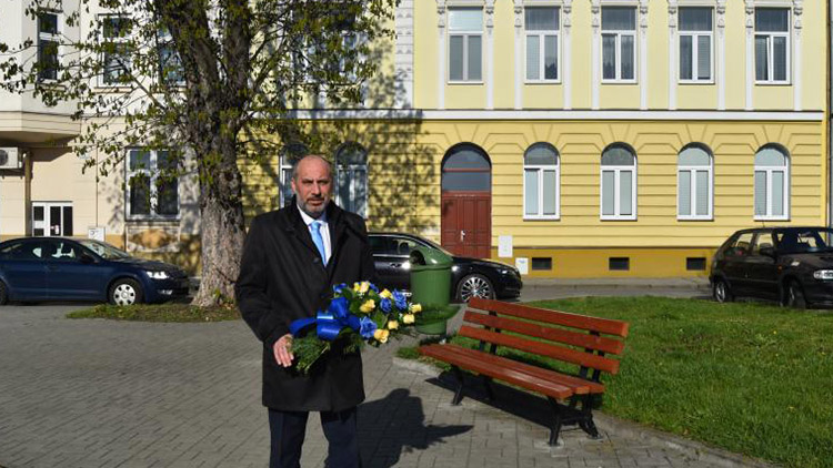 Primátor položil kytici k pomníku na náměstí Padlých hrdinů