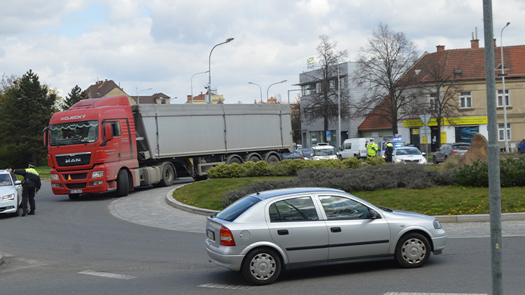 Kamion zřejmě srazil kolo na přechodu! Policie věc neřeší
