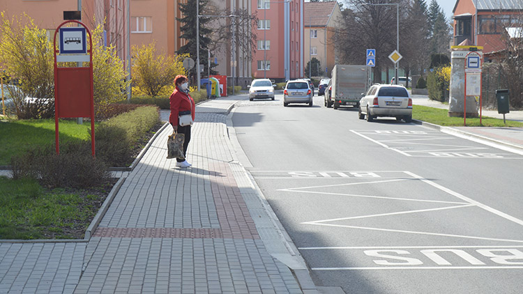 Babičky na Šárce stojí a moknou. Proč na zastávce chybí lavička?