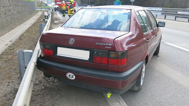 Zavinil bouračku, z auta vypadl