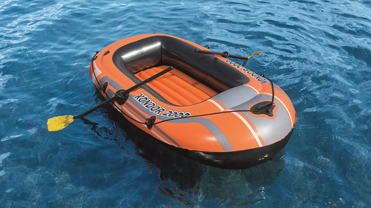 Našli je sedět ve člunu