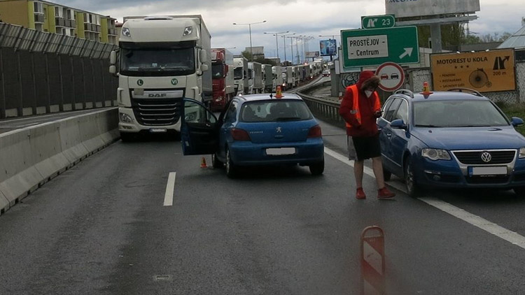 Nehoda uzavřela na hodinu dálnici