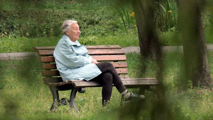 Seniorku odvezli domů