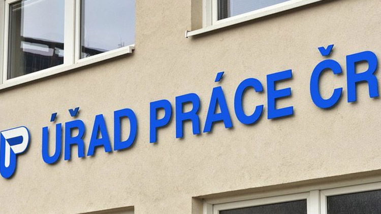 Navzdory covidu NEZAMĚSTNANOST opět POKLESLA