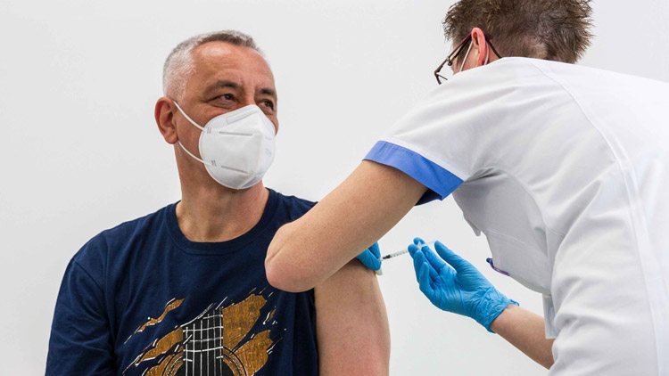 V Olomouckém kraji pokračuje očkování proti covid-19. První dávku vakcíny dostal také hejtman