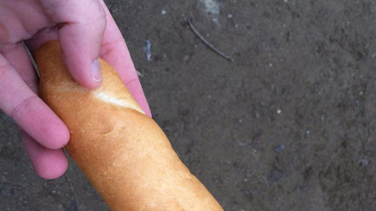 Ukradl pouze jeden rohlík