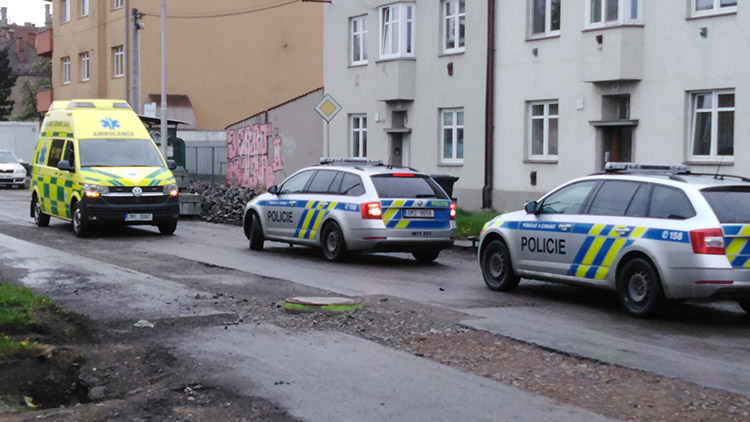 Rychlý zásah policistů a lékařů ve Vrahovické ulici: Předešli snad sebevraždě? Žena smíchala množství léků s alkoholem...