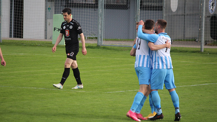 Eskáčko dál drží třetí příčku F:NL. Na závěr čeká outsidery