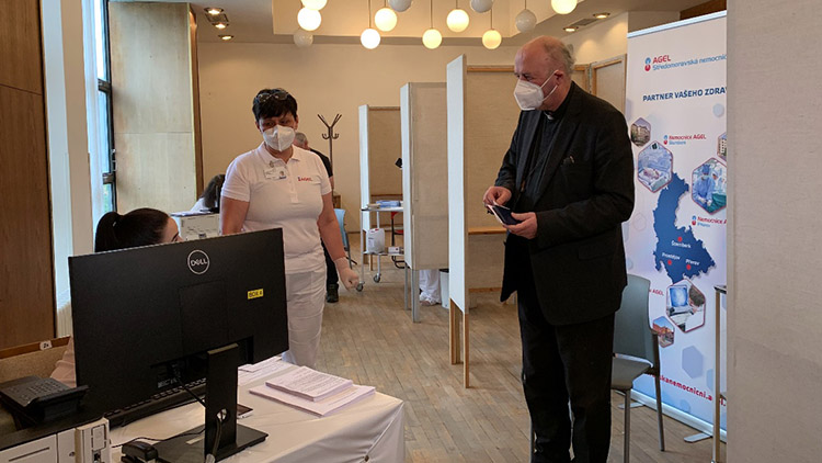 Do Prostějova si přijel  pro vakcínu i arcibiskup