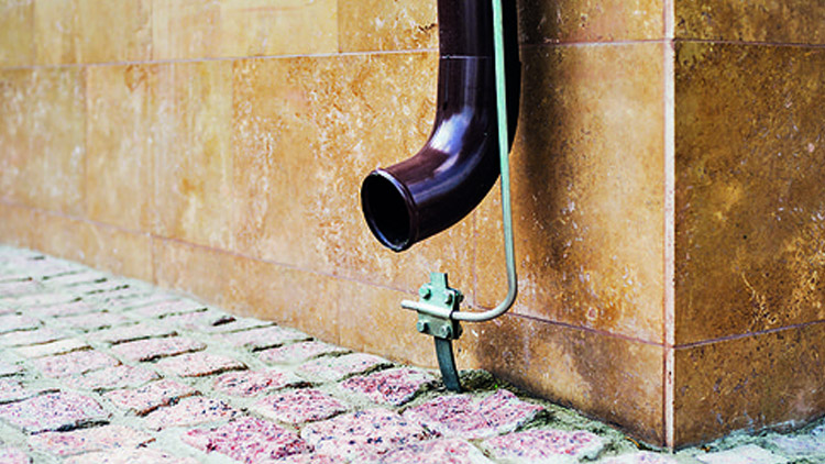 Za přítelkyní lezl po hromosvodu!