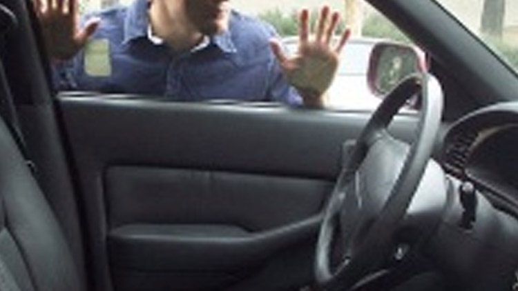 Pro klíče lezl kufrem