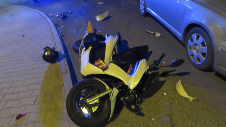 Jel moc blízko, rozplácl se o auto 