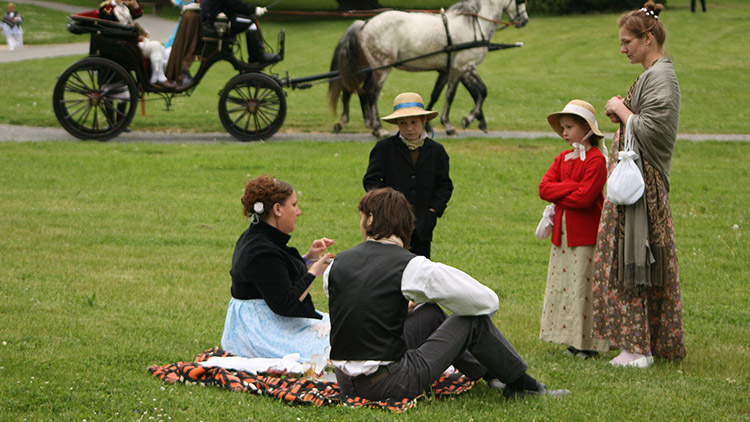 Empírový piknik v zámeckém parku