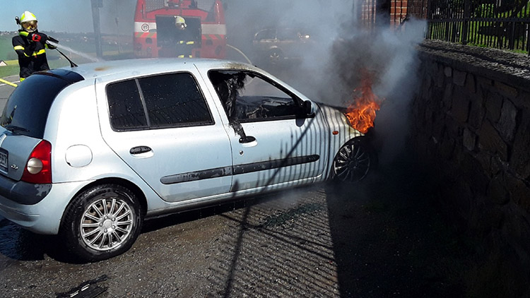 Hasiči zasahovali pod Kosířem. Hořelo tam auto