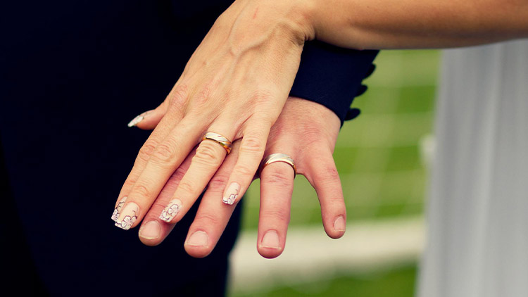 Radní zrušili poplatek snoubencům