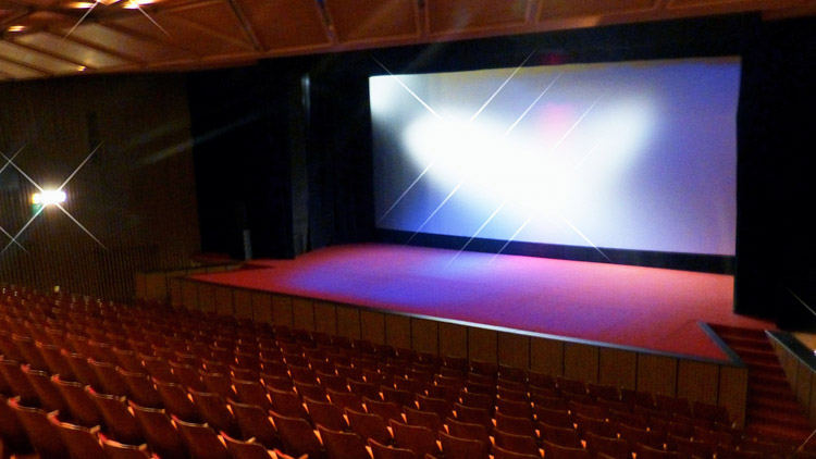 Otevírají se kina a divadla,  školáci bez rotační výuky