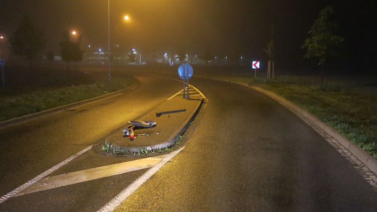 Za volantem si dal „šlofíka“,  probudil ho až náraz do značky